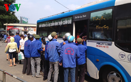 Kh&aacute;ch chưa kịp xuống, xe &ocirc;m đ&atilde; đứng chật k&iacute;n cửa xe