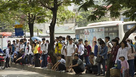 Bến xe buýt đông nghẹt người giữa cái nắng gay gắt Bến xe buýt đông nghẹt người giữa cái nắng gay gắt
