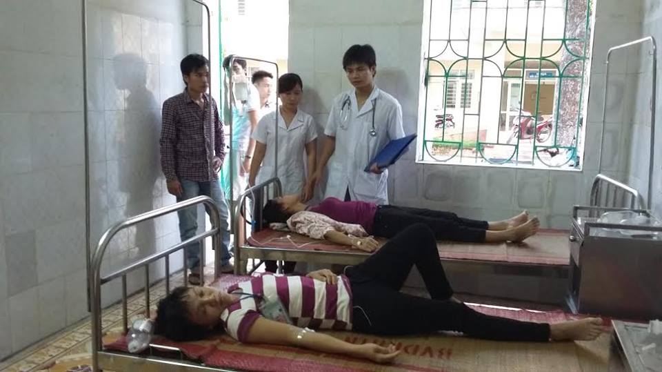 Nghi ăn phải gi&ograve; c&oacute; d&ograve;i bị ngộ độc, c&aacute;c c&ocirc;ng nh&acirc;n được đưa đến cấp cứu tại Bệnh viện Đa khoa Trực Ninh 