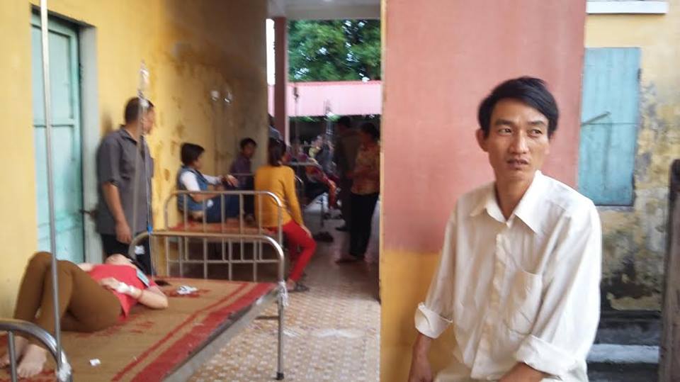 Do tiếp nhận c&ugrave;ng một l&uacute;c qu&aacute; đ&ocirc;ng bệnh nh&acirc;n n&ecirc;n bệnh viện phải bố tr&iacute; giường b&ecirc;n ngo&agrave;i h&agrave;nh lang
