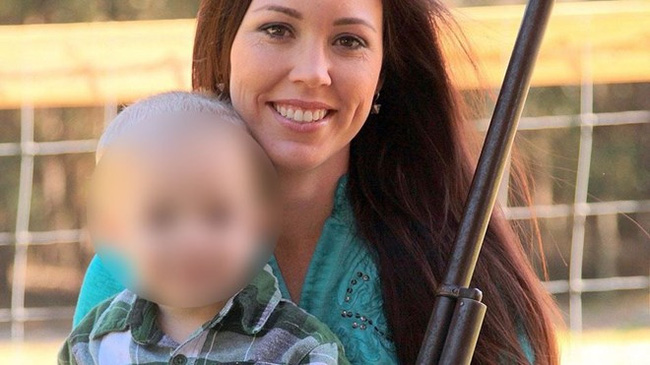 chị Jamie Gilt v&agrave; con trai b&ecirc;n 1 khẩu s&uacute;ng