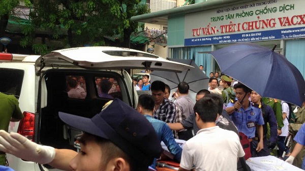 Lực lượng chức năng giải cứu đối tượng nghi ng&aacute;o đ&aacute; ở Bệnh viện Nhiệt đới Trung ương