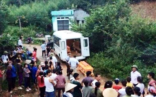 Người d&acirc;n địa phương tập trung tại khu vực gi&aacute;m định ph&aacute;p y vụ việc