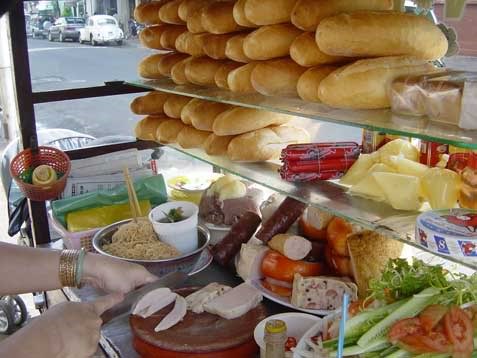 Những ti&ecirc;̣m bánh mì vỉa hè kh&ocirc;ng che chắn khi&ecirc;́n thực ph&acirc;̉m d&ecirc;̃ nhi&ecirc;̃m đ&ocirc;̣c g&acirc;y ng&ocirc;̣ đ&ocirc;̣c, ti&ecirc;u chảy