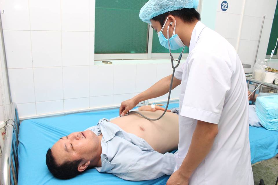 Bệnh nh&acirc;n bị ngộ độc l&aacute; c&acirc;y hoa Chu&ocirc;ng đang được cấp cứu tại bệnh viện