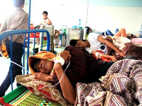 C&aacute;c bệnh nh&acirc;n ngộ độc thịt b&ograve; đang điều trị tại bệnh viện