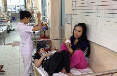 Các công nhân bị ngộ độc đang được cấp cứu Các công nhân bị ngộ độc đang được cấp cứu