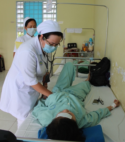 Một trường hợp nghi ngộ độc do b&aacute;nh m&igrave; kẹp thịt đang điều trị tại BV Đa khoa Vĩnh Long