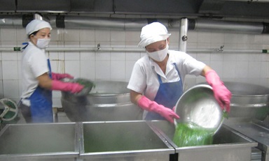 Những trường học c&oacute; tr&ecirc;n 1.000 học sinh n&ecirc;n tự tự tổ chức bếp ăn