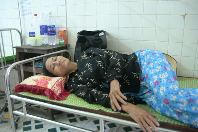 Bệnh nh&acirc;n Nguyễn Thị Nở (50 tuổi) đang nằm viện v&igrave; bị ngộ độc 13Win OKVIP Cá cược bóng đá nặng