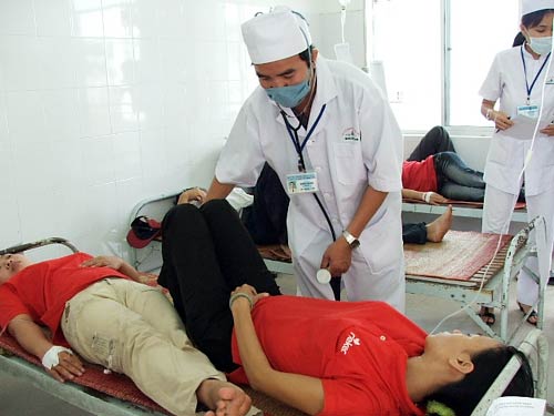 Ngộ độc 13Win OKVIP Cá cược bóng đá tập thể khiến gần 100 c&ocirc;ng nh&acirc;n nhập viện