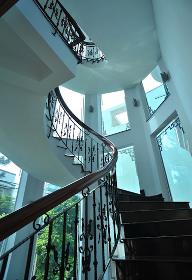 Ng&ocirc;i biệt thự cao tầng được thiết kế với thang m&aacute;y v&agrave; cầu thang bộ độc đ&aacute;o