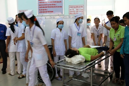 C&ocirc;ng nh&acirc;n được đưa tới bệnh viện đa khoa tỉnh Tr&agrave; Vinh cấp cứu