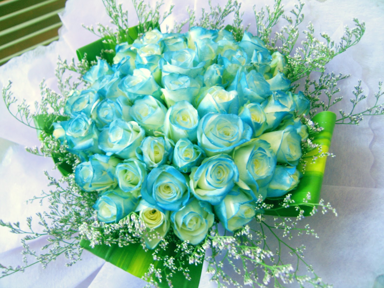 Với c&ocirc;ng nghệ sơn xịt như hiện nay, muốn loại hoa m&agrave;u g&igrave; cũng c&oacute;