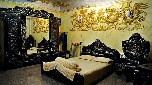 Ph&ograve;ng ngủ của Ngọc Sơn với bức tranh rồng nhũ v&agrave;ng v&agrave; nhiều đồ d&ugrave;ng qu&yacute; gi&aacute;