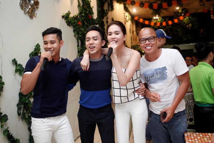 &ldquo;Nữ ho&agrave;ng nội y&rdquo; c&ograve;n h&agrave;o hứng h&aacute;t c&ugrave;ng 2 nam diễn vi&ecirc;n điển trai La Quốc H&ugrave;ng v&agrave; Hồ Vĩnh Khoa 