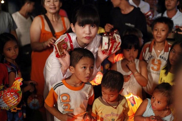 Ngọc Trinh khoe b&aacute;nh trung thu v&agrave; lồng đ&egrave;n d&agrave;nh tặng trẻ em tại nơi quay phim V&ograve;ng eo 56