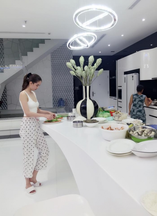Ngọc Trinh giản dị, &lsquo;khoe&rsquo; kh&eacute;o nh&agrave; triệu đ&ocirc;