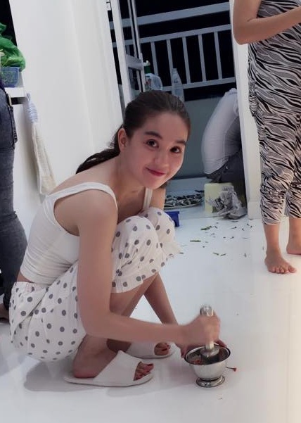 Ngọc Trinh giản dị, &lsquo;khoe&rsquo; kh&eacute;o nh&agrave; triệu đ&ocirc;