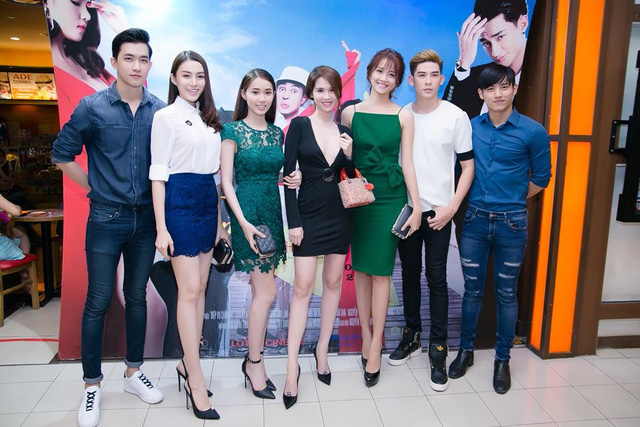 Ngọc Trinh được &ocirc;ng bầu Khắc Tiệp &ocirc;m eo t&igrave;nh tứ tại sự kiện