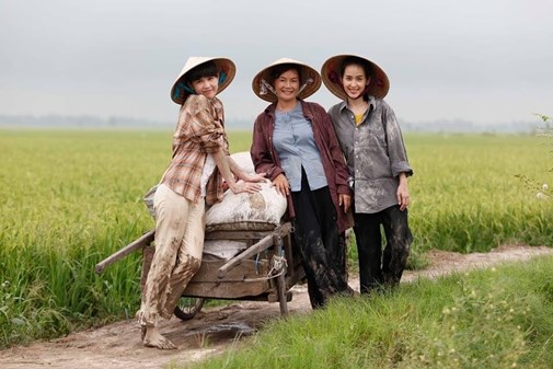 Ngọc Trinh thực sự đ&atilde; lột x&aacute;c để h&ograve;a m&igrave;nh v&agrave;o cuộc sống lam lũ nơi l&agrave;ng qu&ecirc;