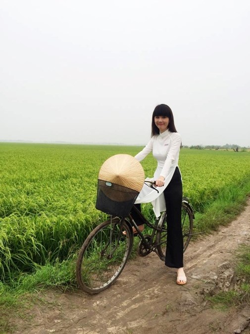 Bỏ qua những n&eacute;t đẹp xa hoa nơi phồn thị, Ngọc Trinh trở về th&ocirc;n qu&ecirc; với t&agrave; &aacute;o trắng thướt tha