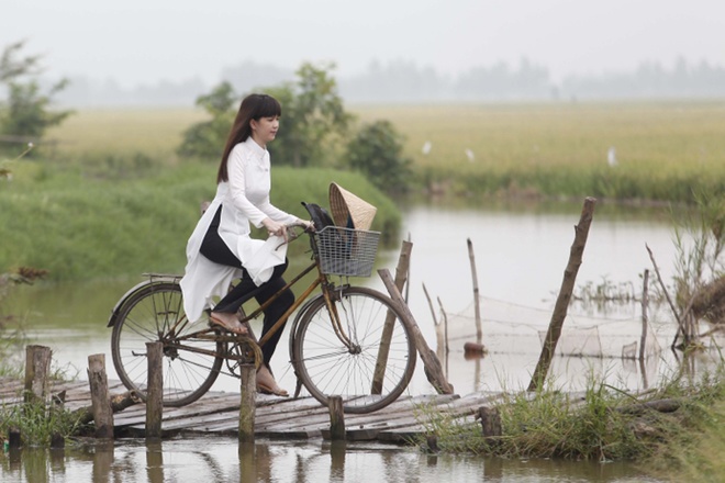 Nữ ho&agrave;ng nội y - Ngọc Trinh đ&atilde; lột x&aacute;c th&agrave;nh g&aacute;i qu&ecirc; đạp xe tr&ecirc;n đường l&agrave;ng