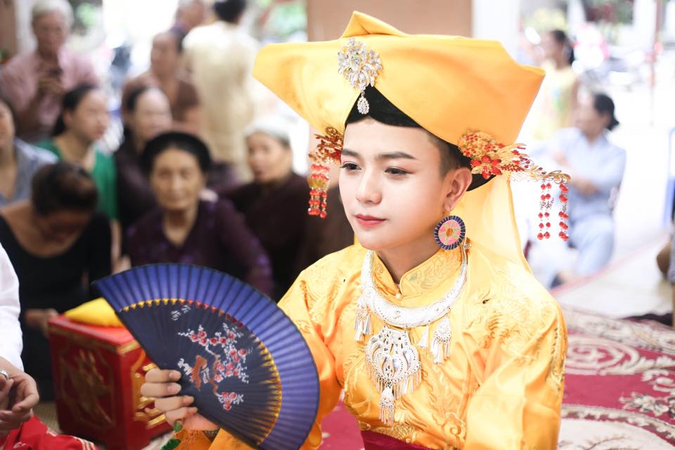 D&acirc;n mạng ph&aacute;t &lsquo;cuồng&rsquo; mỹ nam hầu đồng đến từ Thanh H&oacute;a