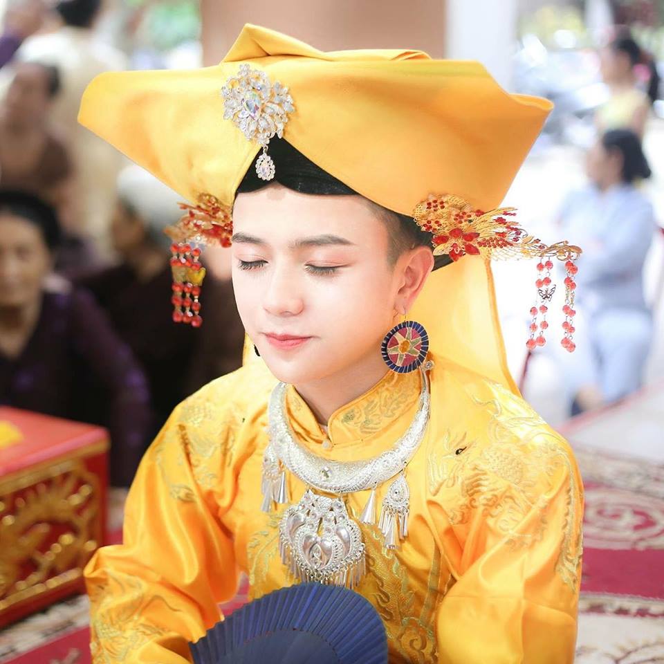 D&acirc;n mạng ph&aacute;t &lsquo;cuồng&rsquo; mỹ nam hầu đồng đến từ Thanh H&oacute;a