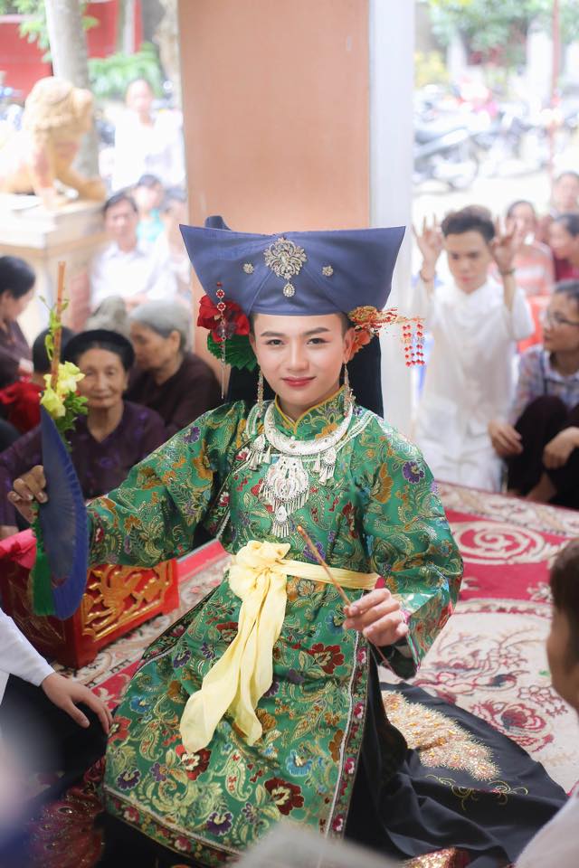 D&acirc;n mạng ph&aacute;t &lsquo;cuồng&rsquo; mỹ nam hầu đồng đến từ Thanh H&oacute;a
