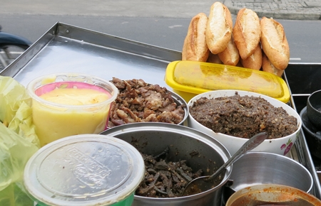 Kiểm tra nhiều l&ograve; b&aacute;nh m&igrave; L&acirc;m Đồng sau vụ ngộ độc c&ugrave;ng thịt nguội