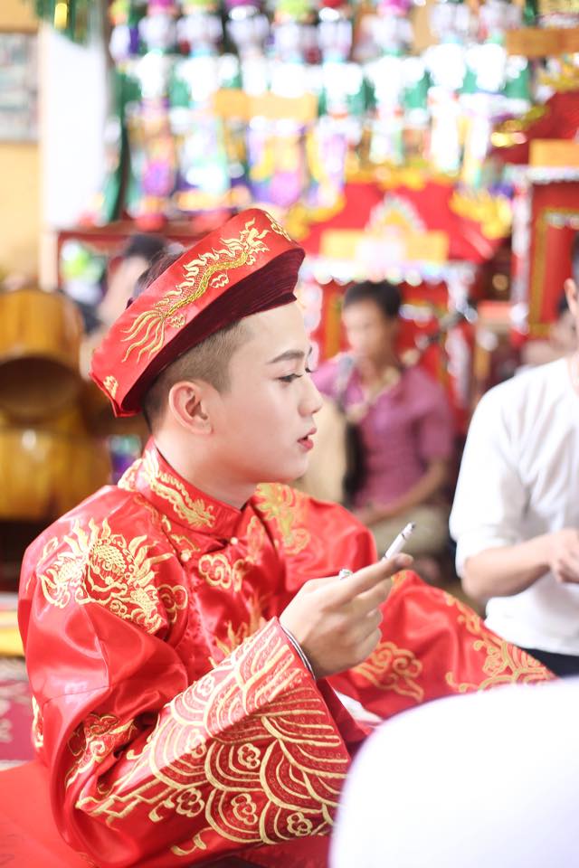 D&acirc;n mạng ph&aacute;t &lsquo;cuồng&rsquo; mỹ nam hầu đồng đến từ Thanh H&oacute;a