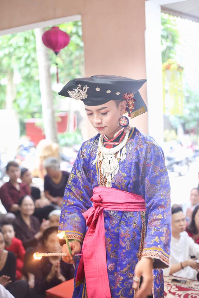 D&acirc;n mạng ph&aacute;t &lsquo;cuồng&rsquo; mỹ nam hầu đồng đến từ Thanh H&oacute;a