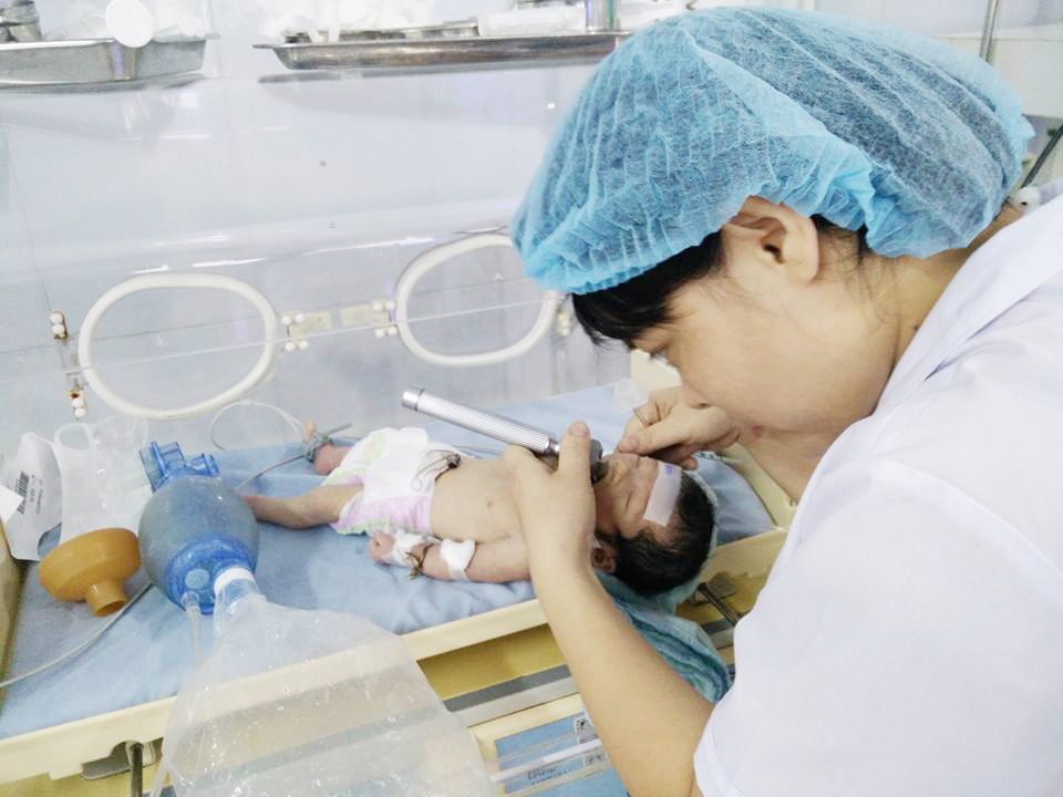 Cắt rốn bằng k&eacute;o, buộc bằng chỉ kh&acirc;u quần &aacute;o, b&eacute; sơ sinh h&uacute;t chết v&igrave; uốn v&aacute;n