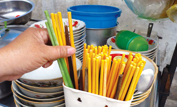 Tại sao kh&ocirc;ng n&ecirc;n mua đũa sơn bắt mắt?