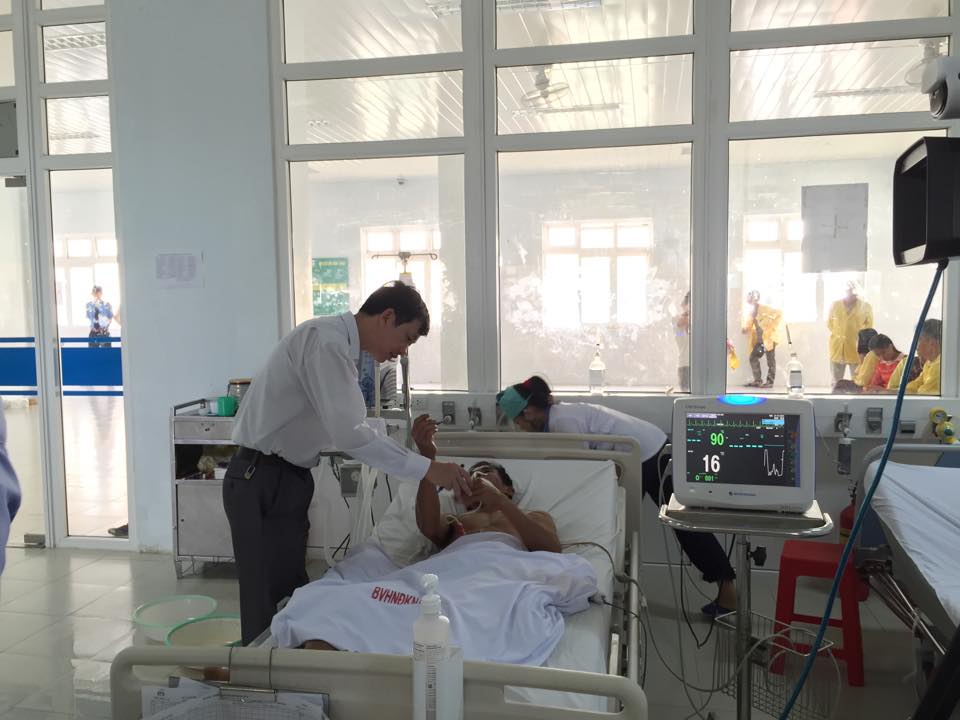 Ăn c&aacute; n&oacute;c hấp sả, cả nh&agrave; nhập viện