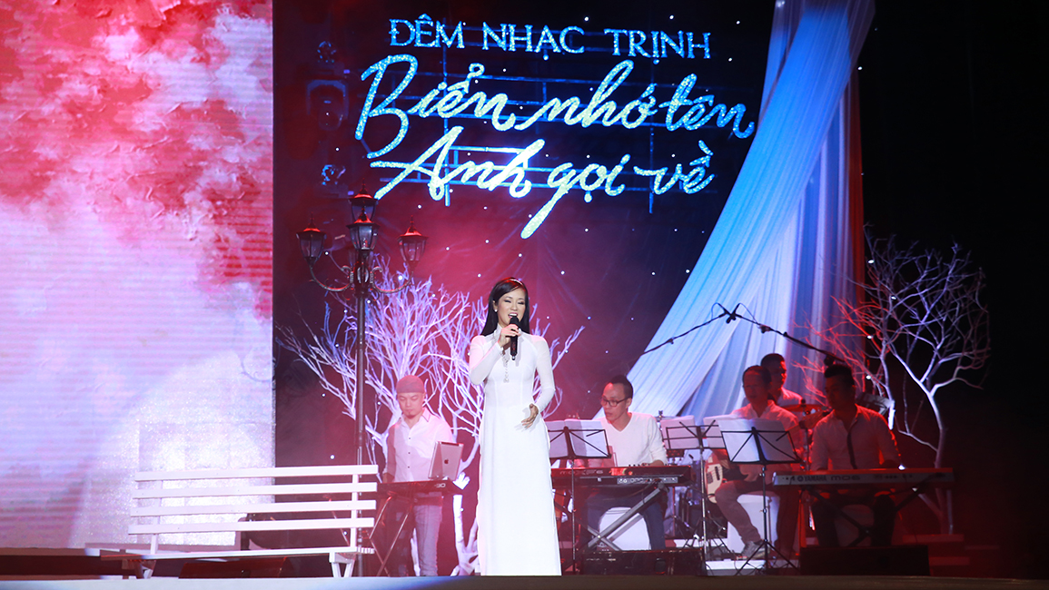 Đ&ecirc;m nhạc Trịnh ấn tượng: 'Biển nhớ t&ecirc;n Anh gọi về' b&ecirc;n con s&oacute;ng Sầm Sơn