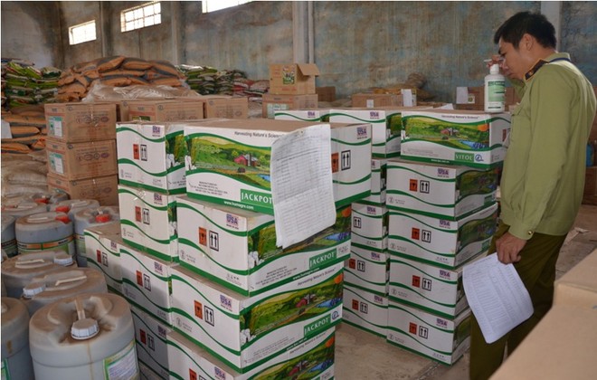 Cơ quan chức năng kiểm tra kho h&agrave;ng của C&ocirc;ng ty Thuận Phong