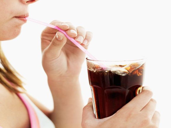 Uống đồ c&oacute; ga rất nguy hiểm