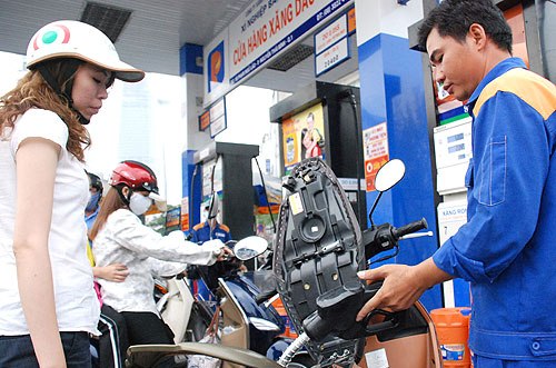 Gi&aacute; xăng &lsquo;đứng im&rsquo; bất ngờ d&ugrave; nhiều dự đo&aacute;n tăng th&ecirc;m 300 đồng/l&iacute;t