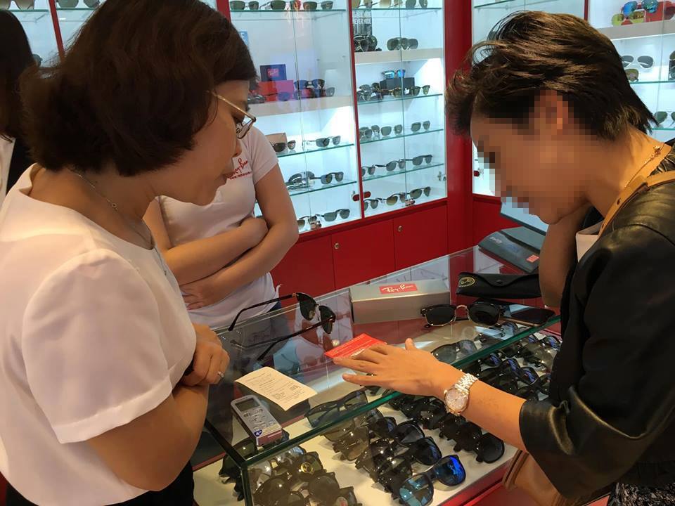 Nghi vấn mua phải k&iacute;nh Rayban giả ở H&agrave; Nội