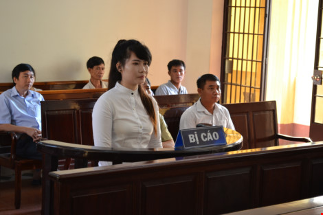Hoa kh&ocirc;i lừa đảo tiền tỉ từ c&aacute;c đại gia hầu t&ograve;a