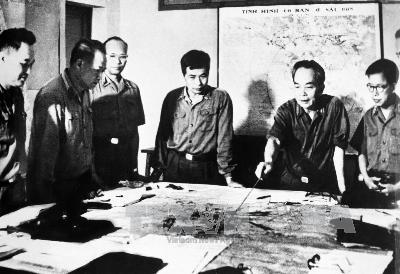 Hồ Ch&iacute; Minh v&agrave; b&agrave;i học &lsquo;d&ugrave;ng người&rsquo; c&ograve;n m&atilde;i với thời gian