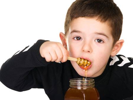 Tại sao kh&ocirc;ng n&ecirc;n cho trẻ dưới 1 tuổi ăn mật ong?