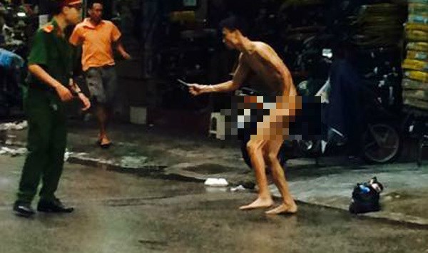 Hà Nội: Nam thanh niên cởi truồng cầm kéo 'múa chưởng' trên phố Hà Nội: Nam thanh niên cởi truồng cầm kéo 'múa chưởng' trên phố