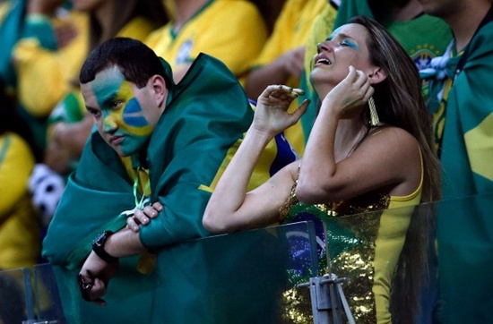 Người hâm mộ Brazil không thể tin đội nhà thua tới 1-7 trước tuyển Đức.