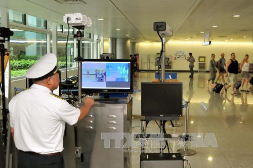 Đo th&acirc;n nhiệt h&agrave;nh kh&aacute;ch nghi ngờ nhiễm vi r&uacute;t Zika tại Nội B&agrave;i