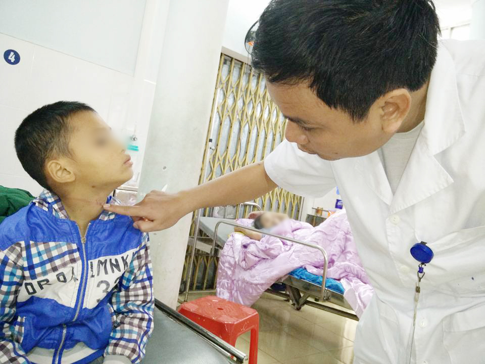 Thắt cổ bằng d&acirc;y điện, trẻ 7 tuổi được cứu sống