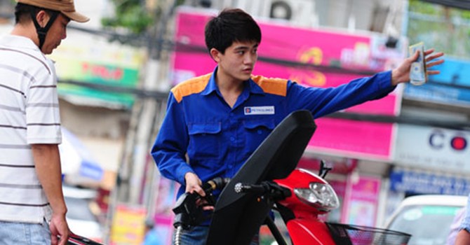 Gi&aacute; xăng dầu Việt Nam đang rất rẻ?