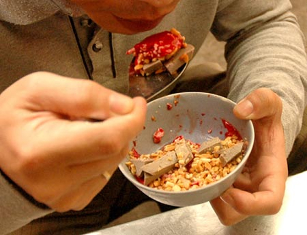 Bệnh do ăn tiết canh gia tăng, Bộ Y tế &lsquo;sốt x&igrave;nh xịch&rsquo;
